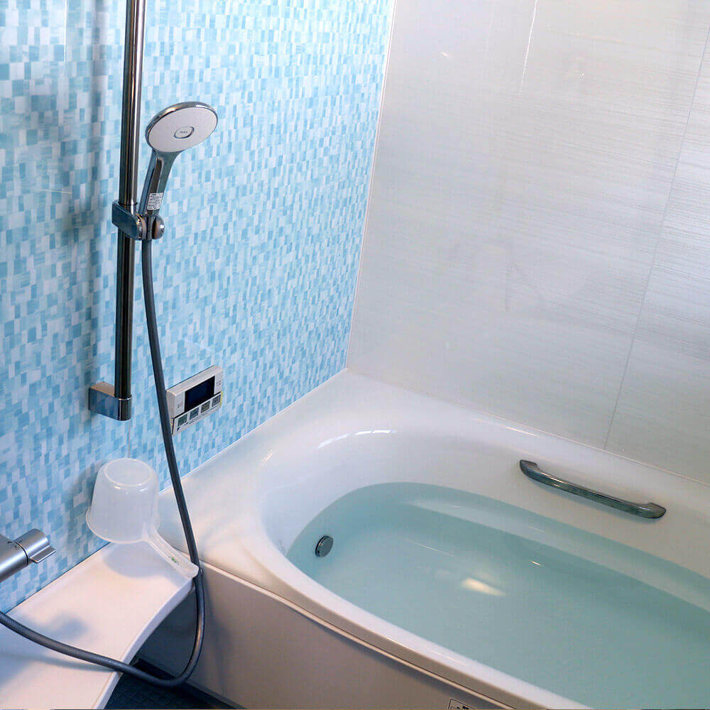 上質なバスルームで疲れを癒す白と水色を基調としたバスルームのイメージ